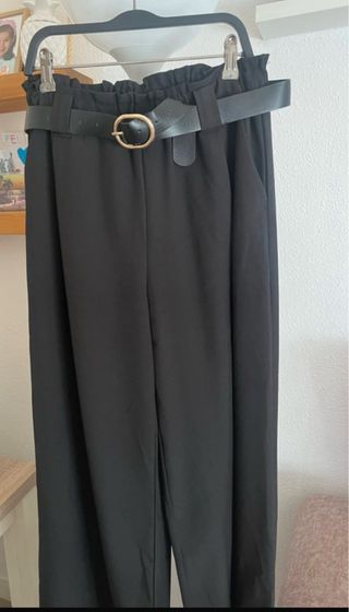Pantalón palazzo negro fluido con cinturón