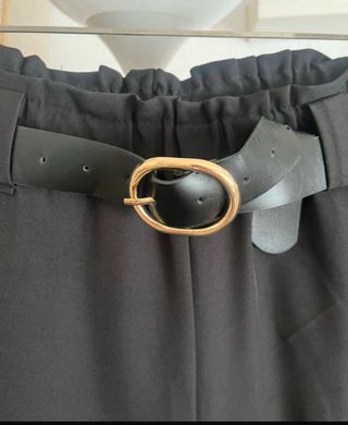 Pantalón palazzo negro fluido con cinturón