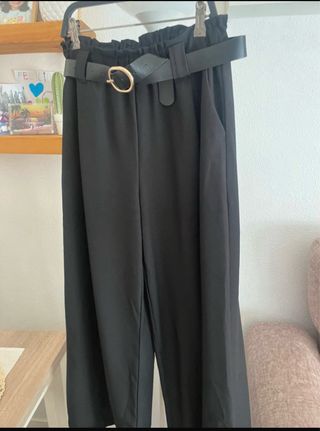 Pantalón palazzo negro fluido con cinturón