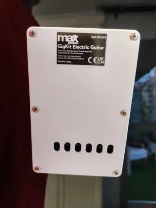 Guitarra Eléctrica Negra y Amplificador