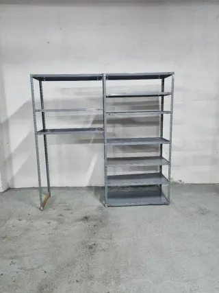 3 Estanterías metálicas con baldas de madera