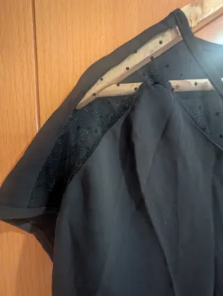 Camisa negra manga corta con encaje
