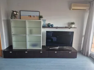 Mueble salón madera y vitrina