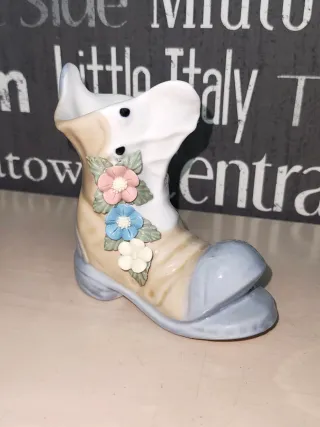 Figura decorativa de bota con flores