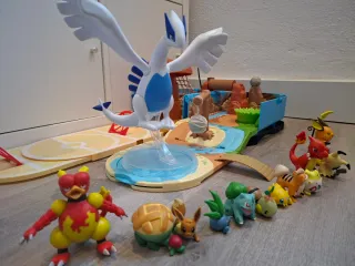 Muñecos Pokémon y Mochila Entrenamiento