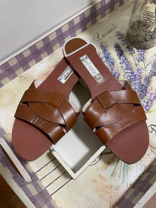 Sandalias planas Zara marrón