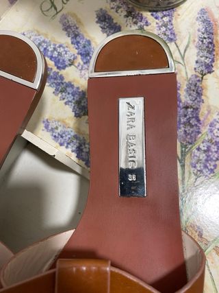 Sandalias planas Zara marrón