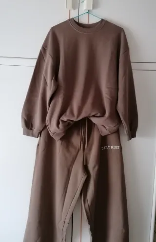 Sudadera Bershka camel oversize bolsillos