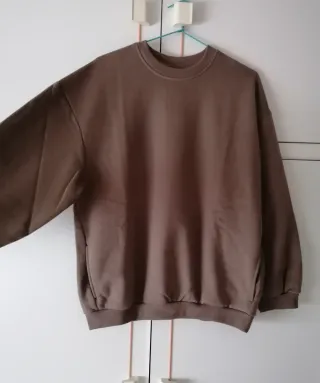 Sudadera Bershka camel oversize bolsillos