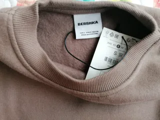 Sudadera Bershka camel oversize bolsillos