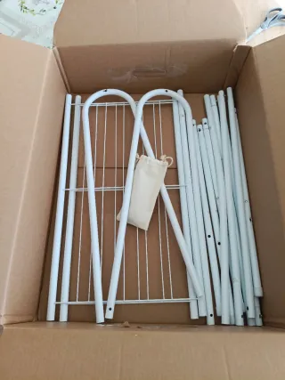 Burro perchero de ropa blanco