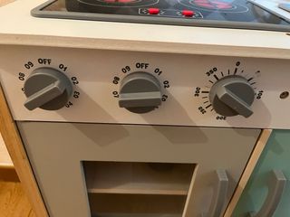 Cocinita de juguete con microondas y horno