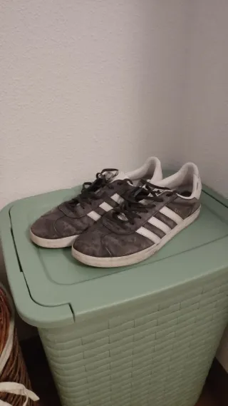 Zapatillas Adidas Gazelle grises y blancas