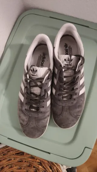 Zapatillas Adidas Gazelle grises y blancas