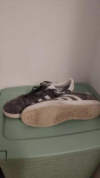 Zapatillas Adidas Gazelle grises y blancas