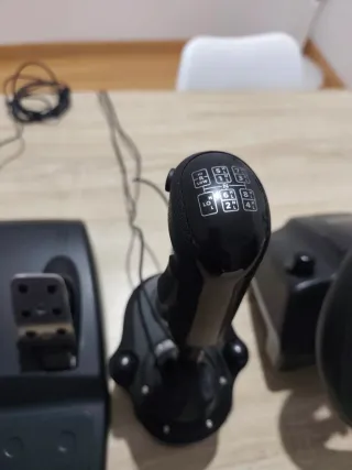 Volante Logitech G29 con Pedales y Palanca