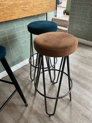 Taburetes de terciopelo azul y marrón