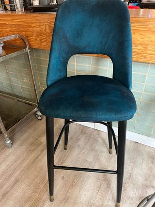 Taburetes de terciopelo azul y marrón