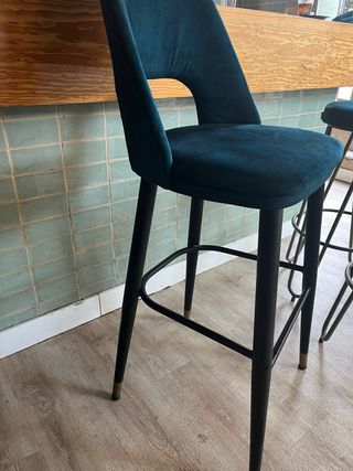 Taburetes de terciopelo azul y marrón