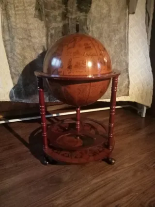 Mueble bar globo terráqueo de madera