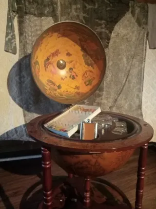 Mueble bar globo terráqueo de madera