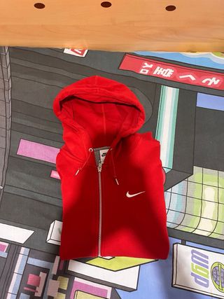 Sudadera Nike con cremallera roja