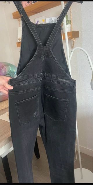 Peto vaquero en color negro de Zara trafaluc