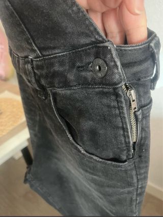 Peto vaquero en color negro de Zara trafaluc