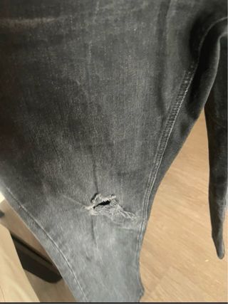 Peto vaquero en color negro de Zara trafaluc