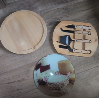 Tagliere in legno con set coltelli