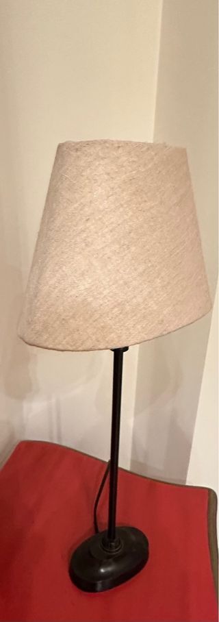 Lámpara de mesa beige y negra