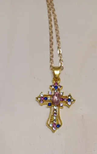 Colgante Cruz Dorada con Cristales Rosas y Azules