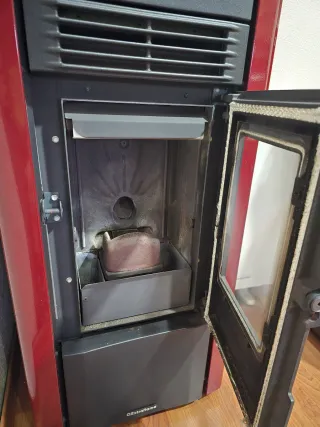 Estufa de Pellets Roja y Negra