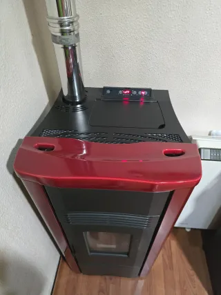 Estufa de Pellets Roja y Negra
