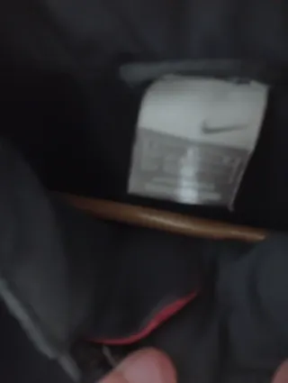 Chaqueta Nike gris y roja