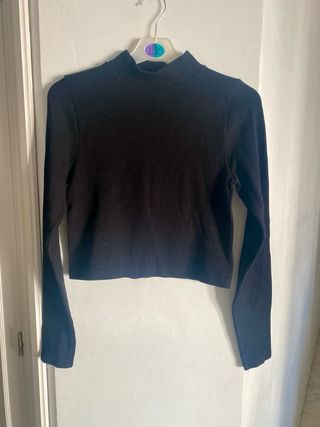 Top negro cuello alto acanalado