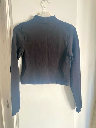 Top negro cuello alto acanalado