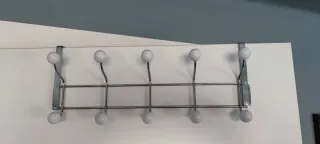 Perchero de puerta plateado con bolas blancas