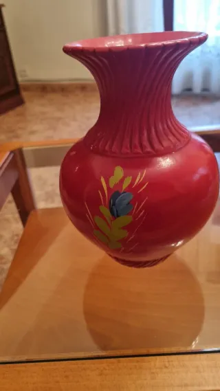 Jarrón de cerámica rojo con flores