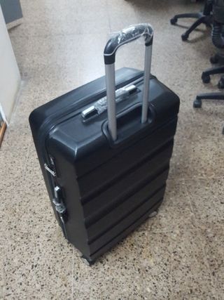 Maleta de viaje negra nueva