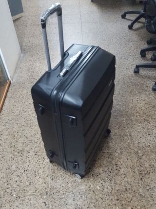 Maleta de viaje negra nueva