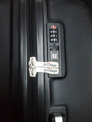 Maleta de viaje negra nueva