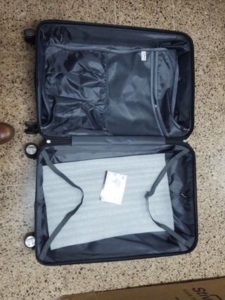 Maleta de viaje negra nueva