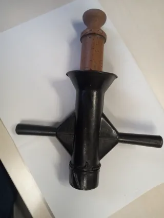 Churrera antigua de metal y madera