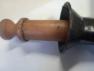 Churrera antigua de metal y madera