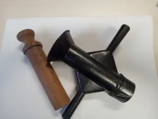 Churrera antigua de metal y madera