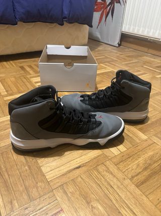 Jordan Max Aura 1 Talla 45.5 Gris/negro