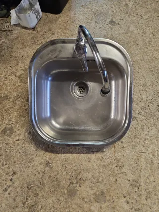 Fregadero de metal plateado