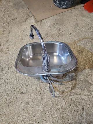 Fregadero de metal plateado