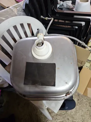 Fregadero de metal plateado